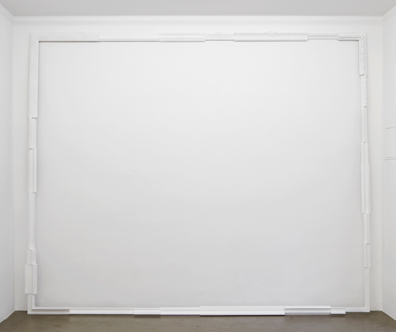 Maria Hahnenkamp: 2012, Rahmen zusammengesetzt aus Nachahmungen historischer Rahmenfragmente, 290 x 350 cm. 
