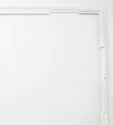 Maria Hahnenkamp: 2012, Detail, Rahmen zusammengesetzt aus Nachahmungen historischer Rahmenfragmente, 290 x 350 cm. 