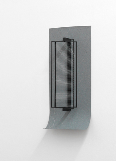 Jenni Tischer: Holz, Rohfilzpappe, Garn
100 x 42 x 25 cm. Jenni Tischer