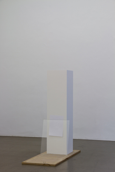 Jiří Kovanda: 2013, Sockel, Papier, Glas, Holzplatte, Unikat. 