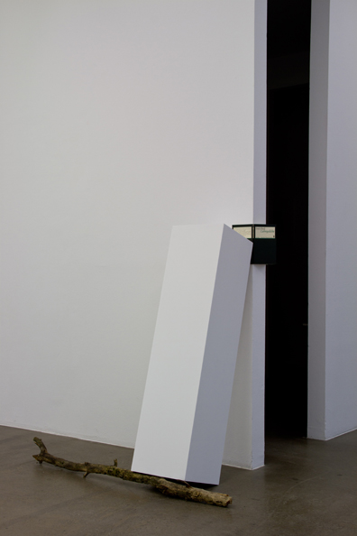 Jiří Kovanda: 2013, Sockel, Buch mit Liebesgedichten, Holz, Unikat. 