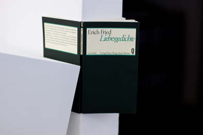 Jiří Kovanda: 2013, Sockel, Buch mit Liebesgedichten, Holz, Unikat. 