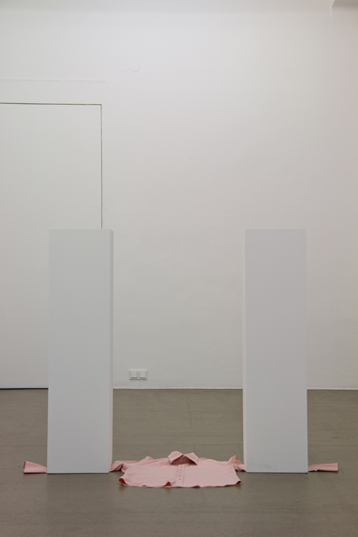 Jiří Kovanda: 2013, Sockel, Hemd, Unikat. 