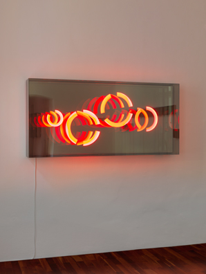 BRIGITTE KOWANZ: 2013, LEDs, Spiegel. 