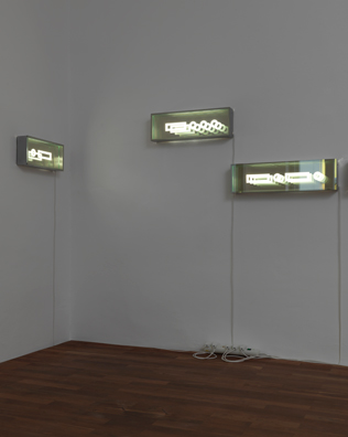 BRIGITTE KOWANZ: 2013, LEDs, Spiegel. 
