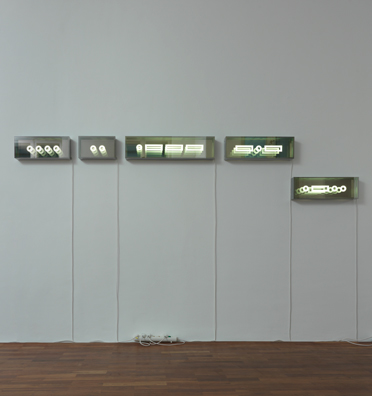 BRIGITTE KOWANZ: 2013, LEDs, Spiegel. 