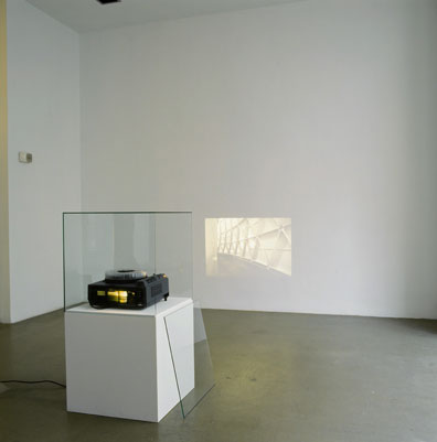 Dorit Margreiter: 2006
Diaserie, Diaprojektor, Glasvitrine, Sockel
100 x 50 x 50 cm, Auflage 3. 