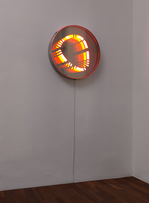 Accrochage Brigitte Kowanz I Anna Meyer I Esther Stocker I                                    Michael Bauch: 62 x 62 x 15 cm
LED, Spiegel. 