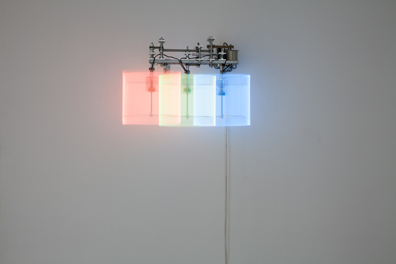 Max Frey: Motor, Leuchtstoffröhren, Metallschiene, Getriebteile
45 x 80 x 60 x cm
Unikat. 