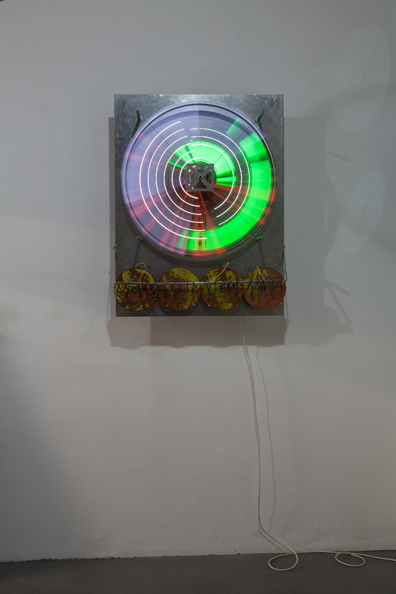 Max Frey: Fahrradspeiche, CD, Motor, LED Lampen
91 x 73 x 28 cm
Unikat. 