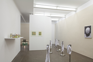 Shimmering, curated                 by Rike Frank: 
v.l.n.r.:
Kirsten Pieroth - Courtesy: die Künstlerin & Galleria Franco Noero	
Julian Göthe - Courtesy: Galerie Bucholz, Berlin/Köln
Isa Genzken - Courtesy: Galerie Bucholz, Berlin/Köln
Ernst Caramelle - Courtesy: Galerie Nächst St. Stephan Rosemarie Schwarzwälder	
Gerry Bibby - Courtesy: der Künstler & Silberkuppe, Berlin
Eric Bell & Kristoffer Frick - Courtesy: Galerie Cinzia Friedlaender, Berlin. 