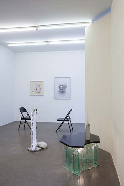 Shimmering, curated                 by Rike Frank: 
v.l.n.r.:
Sarah Pierce - Courtesy: die Künstlerin
Gerry Bibby - Courtesy: der Künstler & Silberkuppe, Berlin
Eric Bell & Kristoffer Frick - Courtesy: Galerie Cinzia Friedlaender, Berlin
Julian Göthe - Courtesy: Galerie Bucholz, Berlin/Köln
Isa Genzken - Courtesy: Galerie Bucholz, Berlin/Köln	. 