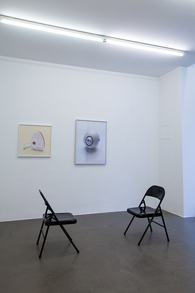 Shimmering, curated                 by Rike Frank: 
oben:
Eric Bell & Kristoffer Frick - Courtesy: Galerie Cinzia Friedlaender, Berlin
unten:
Sarah Pierce - Courtesy: die Künstlerin. 