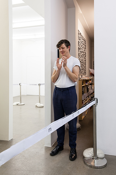 Shimmering, curated                 by Rike Frank: 
Gerry Bibby, Performance. 