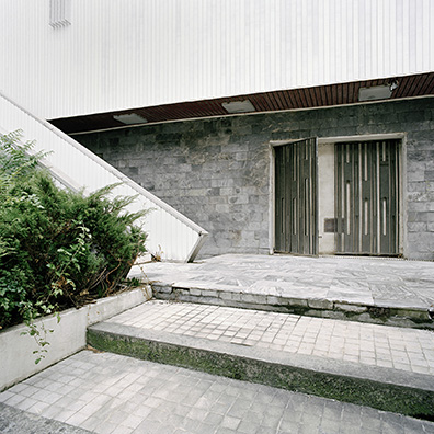 Hertha Hurnaus: 2004 (Slowakische Nationalgalerie, Bratislava/SK, Arch. V. Dedeček) 
Pigmentprint auf FineArt Papier, kaschiert auf Alu-Dibond, gerahmt
60 x 60 cm
Ed. 5 + 2 AP
. Hertha Hurnaus