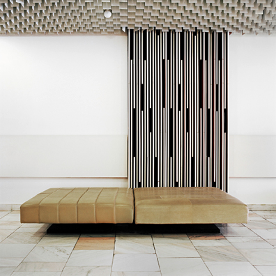 Hertha Hurnaus: 2011 (Oberster Gerichtshof, Bratislava/SK, Arch. V. Dedeček) 
Pigmentprint auf FineArt Papier, kaschiert auf Alu-Dibond, gerahmt
60 x 60 cm
Ed. 5 + 2 AP. Hertha Hurnaus