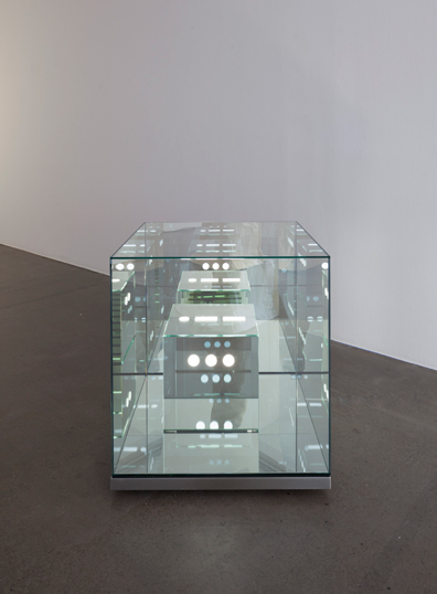 Brigitte Kowanz: 2015
LEDs, Spiegel, 70 x 70 x 70 cm. 