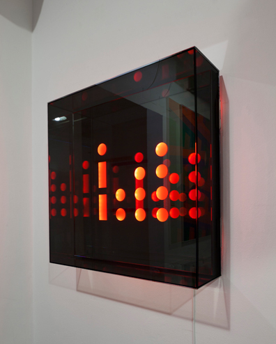 Brigitte Kowanz: 2015, LED, Spiegel
70 x 70 x 20 cm. 