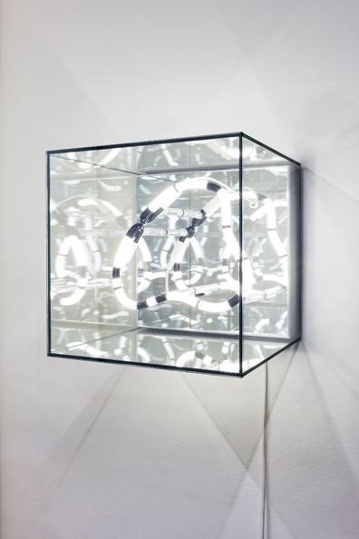 Brigitte Kowanz: 2015, Neon, Spiegel
35 x 35 x 35 cm. 