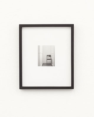 NOTES ON SCULPTURE, curated by Friederike Nymphius: 1999
C-Print
27 x 22 cm (gerahmt),
Unikat
Courtesy Johnen Galerie. 
