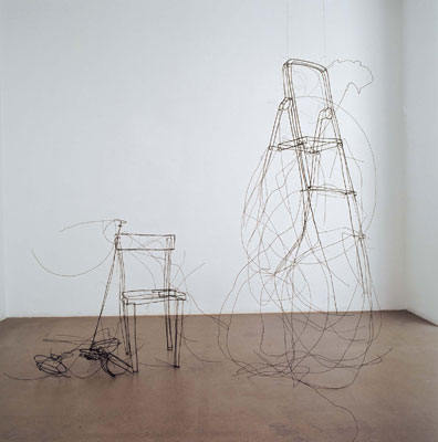 Fritz Panzer: 2005
Drahtskulptur bestehend aus Leiter, Luster, Sessel Bodenfläche 180 x 160 cm, Höhe 190 cm. 