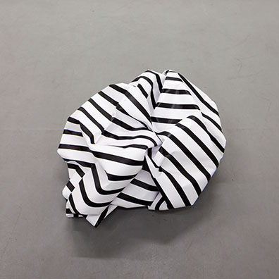 Esther Stocker: Ohne Titel, 2016
Papier bedruckt, verstärkt mit Epoxidharz, 40 x 40 x 35 cm, Unikat. Rudolf Strobl