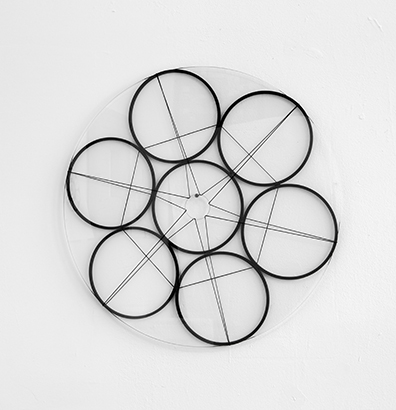 Jenni Tischer: Webrahmen, Garn und Glas, 
ø 57 cm x 1,5 cm, Unikat. Richard Lange