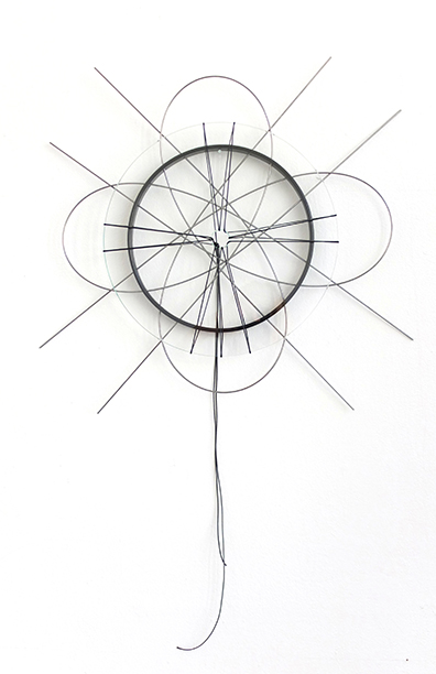 Jenni Tischer: Glas, Metall, Garn, Webrahmen,
Ø 49 x 2 cm, Unikat. Richard Lange