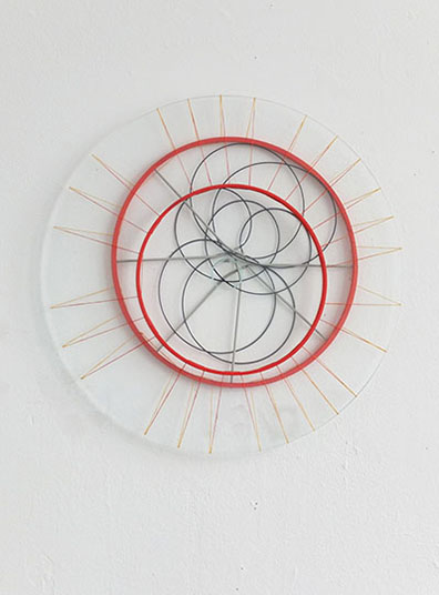 Jenni Tischer: Webrahmen, Messing, Garn, Glas, 
Ø 37 cm, Unikat. Richard Lange
