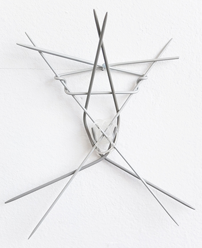Jenni Tischer: Stricknadeln, Farbe,
18 x 16 x 3 cm, Unikat. Richard Lange