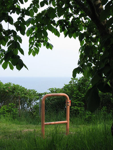 Mirjam  Thomann : 
Lackiertes Stahlrundrohr, Rohrklemmen, lackierte Blechdose, Sand, drei Teile, je 85 x 60 x 16 cm
Installationsansicht: NORTH COST ART TRIENNIAL (Nakkehoved Fyr / Lighthouse, Gilleleje; Rudolph Tegners Museum & Statuepark, Dronningmølle, Munkeruphus, Dronningmølle) 
4. Juni  – 1. November 2016. 