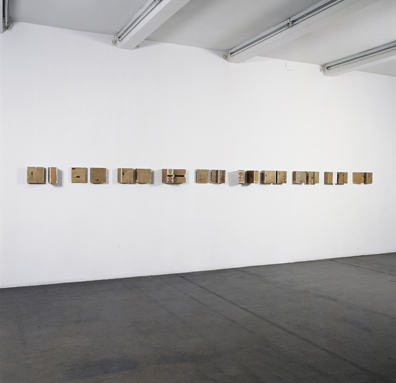 Jiří Kovanda: 1993, (20x) Dispersion auf Holz, je 20 x 20 x 9 cm ca. 