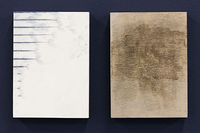  EMAK BAKIA _ curated by_Vienna 2016  "Meine Herkunft habe ich mir selbst ausgedacht": li: Untitled (Indigo),2016 
re: Untitled (Old Gold), 2016
je 18 x 12,5 cm 
Courtesy Krobath Wien. Rudolf Strobl