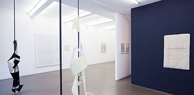  EMAK BAKIA _ curated by_Vienna 2016  "Meine Herkunft habe ich mir selbst ausgedacht": r.:Haleh Redjaian. Courtesy: Galerie Arratia Beer Berlin
v.: Sofie Thorsen. Courtesy Krobath Wien
. Rudolf Strobl