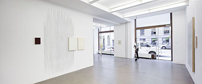  EMAK BAKIA _ curated by_Vienna 2016  "Meine Herkunft habe ich mir selbst ausgedacht": v.: Sofie Thorsen. Courtesy Krobath Wien

. Rudolf Strobl