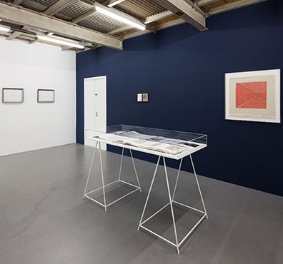 EMAK BAKIA _ curated by_Vienna 2016  "Meine Herkunft habe ich mir selbst ausgedacht": l.:Nasreen Mohamedi. Leihgabe Privatsammlung München
m.: Sofie Thorsen. Courtesy: Krobath Wien
r.: Haleh Redjaian. Courtesy: Galerie Arratia Beer Berlin. Rudolf Strobl