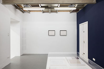 EMAK BAKIA _ curated by_Vienna 2016  "Meine Herkunft habe ich mir selbst ausgedacht": l.:Haleh Redjaian. Courtesy: Galerie Arratia Beer Berlin
r..:Nasreen Mohamedi. Leihgabe Privatsammlung München. Rudolf Strobl
