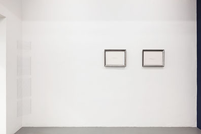  EMAK BAKIA _ curated by_Vienna 2016  "Meine Herkunft habe ich mir selbst ausgedacht": l..:Haleh Redjaian. Courtesy: Galerie Arratia Beer Berlin
r.:Nasreen Mohamedi. Leihgabe Privatsammlung München. Rudolf Strobl