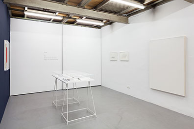 EMAK BAKIA _ curated by_Vienna 2016  "Meine Herkunft habe ich mir selbst ausgedacht": l.+ r.: Haleh Redjaian. Courtesy: Galerie Arratia Beer Berlin
v.r.: Sofie Thorsen. Courtesy: Krobath. Rudolf Strobl