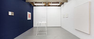  EMAK BAKIA _ curated by_Vienna 2016  "Meine Herkunft habe ich mir selbst ausgedacht": Ausstellungsansicht Krobath Wien 2016. Rudolf Strobl