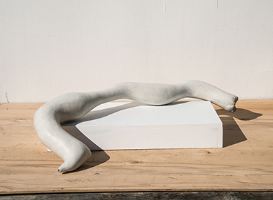 FRITZ PANZER / JOSEF BAUER: Aus der Serie: Körpernahe Formen, 1965
Gewebe, Polyurethan, Lack, 92 x 31 x 10 cm
Podest 68 x 33 cm
. 
