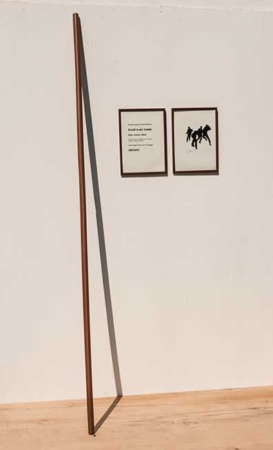 FRITZ PANZER / JOSEF BAUER: Schlagzeile und Schlagstock,1999
Installation, Holzstab, Linolschnitt,
1,90 x 2,5 cm /2 x je 31 x 23 cm, Unikat
. 