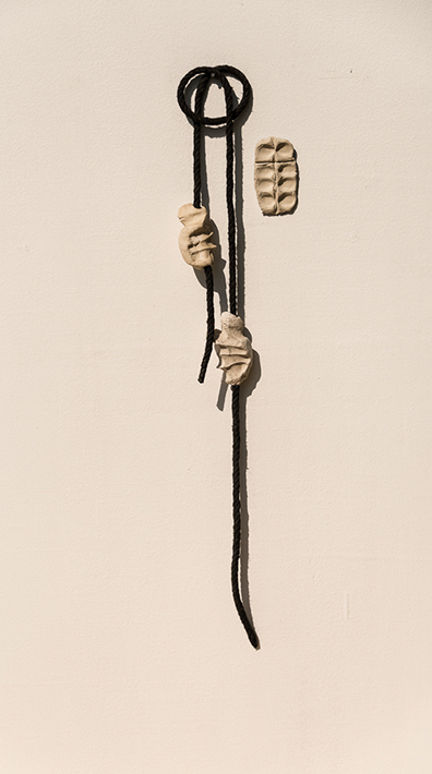 FRITZ PANZER / JOSEF BAUER: Daumenkreuz und Rosenkranz, 1987
Installation, Farbmasse, Seil, 70 x 20 cm, Unikat
. 