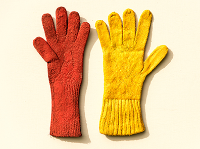 FRITZ PANZER / JOSEF BAUER: Der Fingerzeig, 2000
Wolle, Lack, 28 x 15 cm und 28 x 12 cm, Unikat 
. 