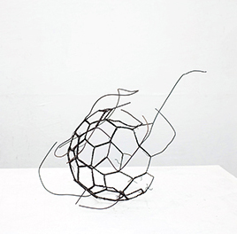 FRITZ PANZER / JOSEF BAUER: WM, 2012
Drahtskulptur, 40 x 40 x 40 cm, Unikat . 