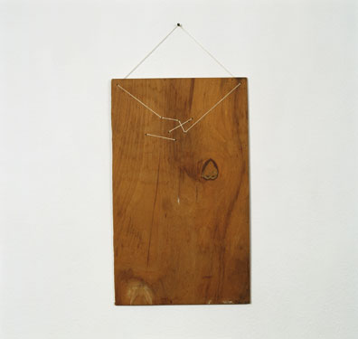 Jiří Kovanda: 1999, Holz, Baumwollfaden, 45 x 27 cm. 
