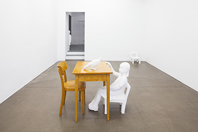 Dominik Lang: "Girl with pigeon and its copies".
Ausstellungsansicht Krobath Wien 2017
. 