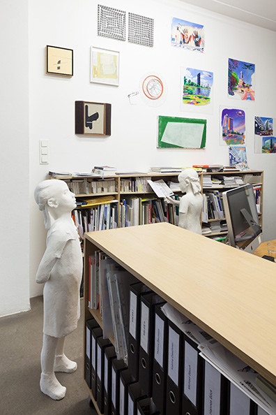 Dominik Lang: "Girl with pigeon and its copies".
Ausstellungsansicht Krobath Wien 2017. 