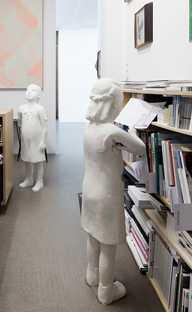 Dominik Lang: "Girl with pigeon and its copies".
Ausstellungsansicht Krobath Wien 2017. 