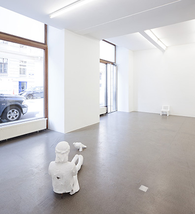 Dominik Lang: "Girl with pigeon and its copies".
Ausstellungsansicht Krobath Wien 2017. 
